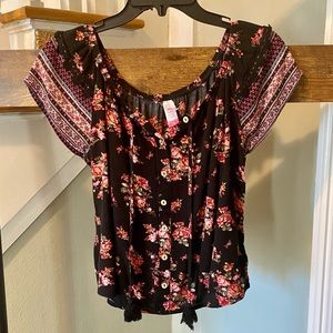 No Boundaries black floral peasant blouse size M